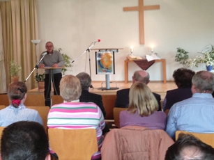 Pastor Bernd Wahlmann von der Evangelischen Gemeinschaft Neu Wulmstorf verabschiedet Pastor Hans Dittmar von der Luthergemeinde Neu Wulmstorf